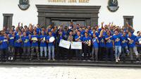 Tim Persib U-16 dan U-19 setelah menerima bonus dari Gubernur Jawa Barat, Ridwan Kamil, di Bandung, Jumat (14/12/2018). (Bola.com/Erwin Snaz)