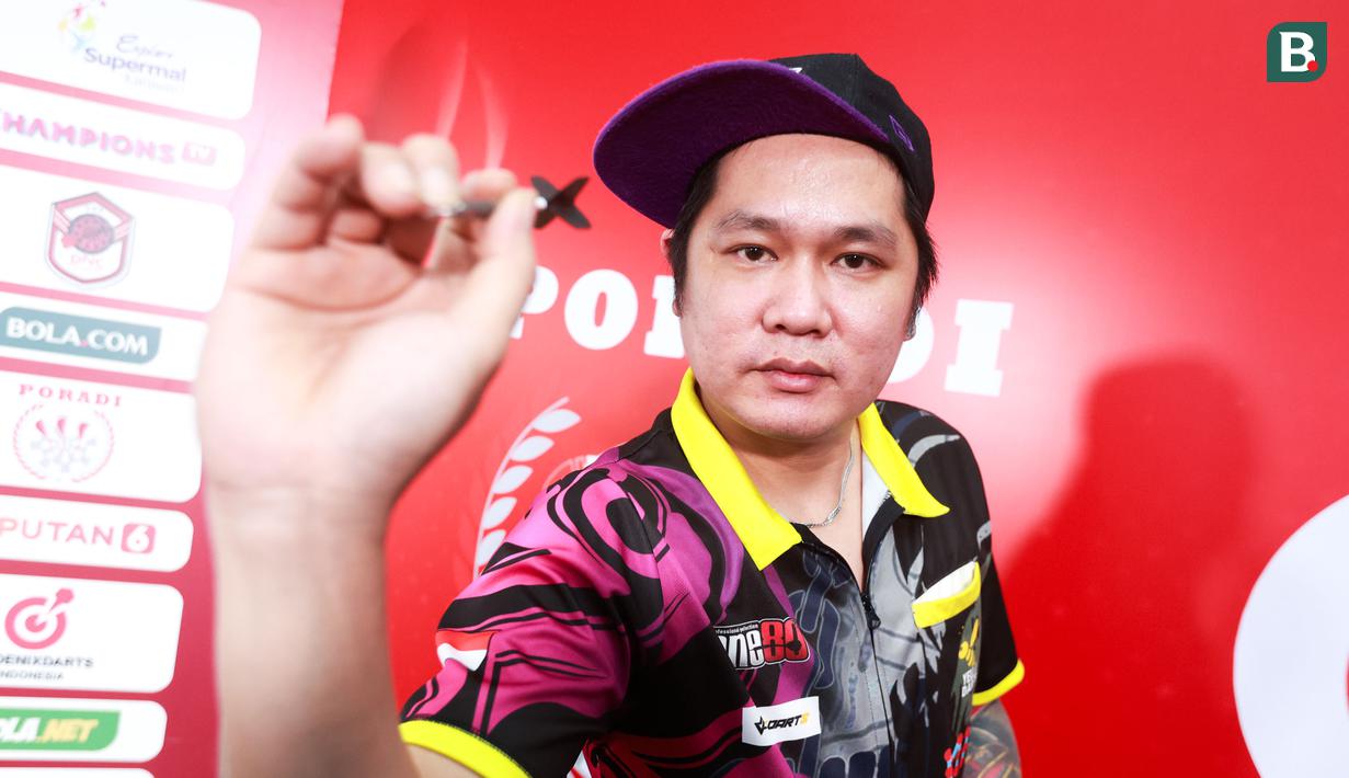 Tirta Suparjo kembali menunjukkan performa apik. Tirta dari tim Pirates keluar sebagai juara Darts National Competition (DNC) 2025 Series 02, Minggu (22/6/2025). (Bola.com/M Iqbal Ichsan)