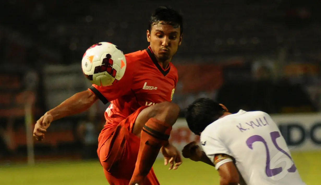 Penyerang Persija, Rohit Chand mencoba menahan bola yang mengarah ke Khusnul Yuli (Persik Kediri) di stadion GBK Jakarta, (30/5/2014). (Liputan6.com/Helmi Fithriansyah)