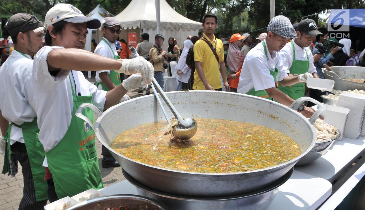 Juru masak memasak daging kurban ala hotel bintang lima saat peluncuran Dapur Kurban di Monas, Jakarta, Senin (12/8/2019). Sebanyak 5.000 kotak daging kurban olahan juru masak profesional akan dibagikan kepada warga menengah ke bawah di Jakarta. (merdeka.com/Iqbal Nugroho)