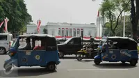 Bajaj dan sejumlah kendaraan bermotor melintas di depan Istana Kepresidenan, Jakarta, Rabu (20/7). Sudinhubtrans Jakarta Pusat segera menerapkan larangan bajaj melintas di Jalan Medan Merdeka Barat dan Medan Merdeka Utara. (Liputan6.com/Gempur M Surya)