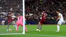 Menunggu hampir 20 menit, akhirnya West Ham United mendapatkan gol pertamanya sekaligus menyamakan kedudukan lewat gol bunuh diri Nemanja Petrovic menit 66. Skor menjadi 1-1. (Bradley Collyer/PA via AP)