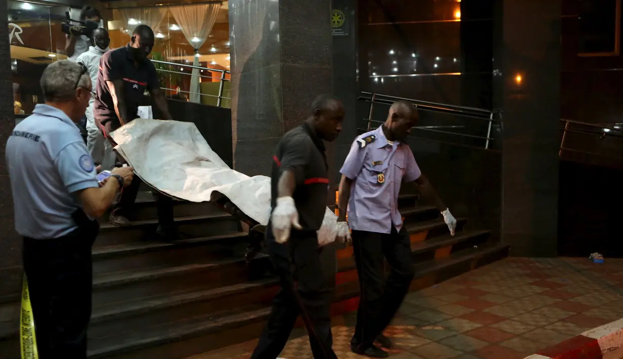 Petugas mengevakuasi jenazah korban tewas dalam aksi penyanderaan di Hotel Radisson Blu di Bamako, Mali, Jumat (20/11). Aksi penyanderaan yang berlangsung selama 9 jam tersebut menewaskan 27 orang. (REUTERS/Joe Penney)