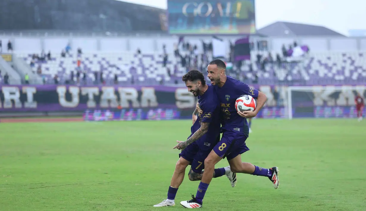 Kemenangan ini membuat Persita menempati urutan keenam klasemen sementara dengan raihan 35 poin. Tampak dalam foto, pemain Persita, Royco Rodriguez (kiri) bersama Pablo Ganet saat merayakan gol pada pertandingan pekan ke-21 BRI Super League 2025/2026 melawan PSBS Biak di Stadion Indomilk Arena, Tangerang, Banten, Senin (16/2/2026). (Bola.com/M Iqbal Ichsan)Pemain Persita, Ahmad Nur Hadianto (kiri) merayakan golnya saat bertanding melawan PSBS Biak pada laga pekan ke-21 BRI Super League 2025/2026 di Stadion Indomilk Arena, Tangerang, Banten, Senin (16/2/2026). (Bola.com/M Iqbal Ichsan)