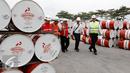 Direktur Pemasaran PT Pertamina Ahmad Bambang (ketiga kiri) meninjau di TSP Batakan, di Balikpapan, Senin (21/9/2015). Terminal ini untuk memperkuat distribusi pelumas Pertamina di Kalimantan Timur, Utara dan Selatan. (Liputn6.com/Yoppy Renato)