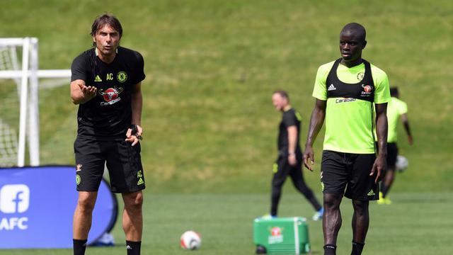 Manajer Chelsea Antonio Conte dan gelandang N’Golo Kante (skysports)