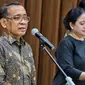 Menteri Sekretariat Negara Pratikno memberikan keterangan pers tentang Surat Presiden penunjukan Panglima TNI di Media Center DPR, Senayan, Jakarta, Senin (28/11/2022). Presiden Joko Widodo menunjuk Kepala Staf Angkatan Laut (KSAL) Laksamana TNI Yudo Margono sebagai calon Panglima TNI menggantikan Jenderal Andika Perkasa yang akan memasuki masa pensiun pada 21 Desember 2022 mendatang. (Liputan6.com/Angga Yuniar)