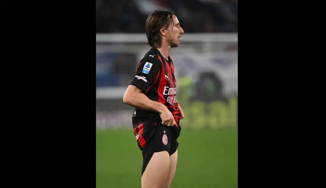 Sementara, AC Milan tertahan di peringkat kedua dengan raihan 60 poin, tertinggal delapan poin dari Inter Milan di puncak klasemen Serie A 2025/2026. Tampak dalam foto, ekspresi gelandang AC Milan asal Kroasia, Luka Modric selama pertandingan pekan ke-29 Serie A Italia 2025/2026 melawan Lazio di Olimpico Stadium, Roma, Minggu 15 Maret 2026 waktu setempat atau Senin (16/3/2026) dini hari WIB. (Alberto PIZZOLI/AFP)