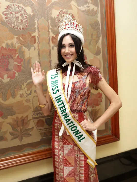 Saat dijumpai di Hotel Sultan, Senayan, Jakarta Pusat pada Jumat (19/2/2016), wanita bertubuh ramping ini tampil cantik dengan gaun panjang bernuansa cokelat dan merah. Ia juga memakai mahkota kebanggaannya. (Andy Masela/Bintang.com)