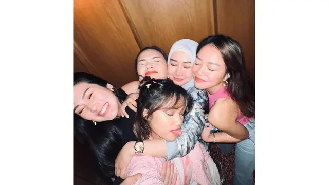 Potret Persahabatan Fuji dan Stevie Agnecya