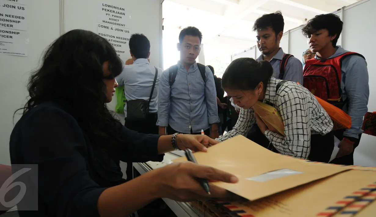Pelamar mengantri di salah satu stand perusahaan yang membuka lowongan kerja pada Job for Career di Stadion Gelora Bung Karno Jakarta, Rabu (30/9/2015). Tingginya angka pencari kerja menjadikan bursa kerja ramai peminat. (Liputan6.com/Helmi Fithriansyah)