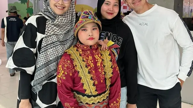 Potret Sharla Martiza dan keluarga (Sumber: Instagram/adrianmaulana)