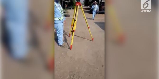 VIDEO: Heboh Pekerja Asing Ukur Tanah di Bekasi