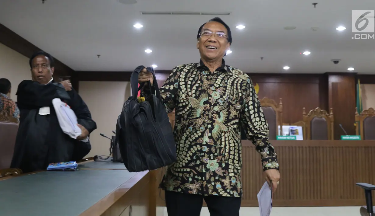 Mantan Menteri ESDM, Jero Wacik usai mengikuti sidang pengajuan Peninjauan Kembali atas putusan kasasi kasus dana operasional menteri (DOM) di PN Jakarta Pusat, Senin (23/7). Sejumlah bukti baru yang diajukan Jero Wacik. (Liputan6.com/Helmi Fithriansyah)