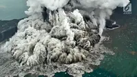 Aktivitas Gunung Anak Krakatau dari udara yang terus mengalami erupsi, Minggu (23/12). Dari ketinggian Gunung Anak Krakatau terus mengalami erupsi dengan mengeluarkan kolom abu tebal. (Liputan6.com/Pool/Susi Air)