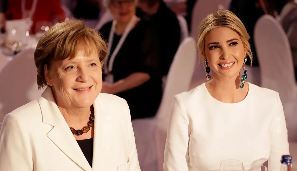Putri Presiden Amerika Serikat Donald Trump, Ivanka Trump (kanan) bersama Kanselir Jerman Angela Merkel saat menghadiri acara makan malam di Berlin, Jerman (25/4). (AP Photo/Michael Sohn, pool)