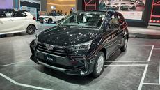 Toyota Agya hadir dengan wajah lebih sporty dari Daihatsu Ayla. Generasi kedua LCGC ini memiliki perbedaan yang jauh lebih banyak. Agya hadir dengan lampu dengan lebih sipit dan menyudut, grill trapesium berukuran besar khas desain body Toyota terbaru, kap mesin, serta fender yang berbeda.