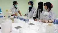 Mahasiswa Jurusan Kimia Universitas Negeri Gorontalo (UNG) berhasil menciptakan hand sanitizer dengan memanfaatkan limbah kulit udang. Liputan6.com/ Andri Arnold)