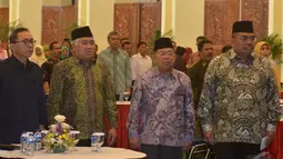 Zulkifli Hasan, Din Syamsuddin, Ma'ruf Amin, Irgan Khairul Mafis saat menyanyikan lagu "Indonesia Raya" saat Pembukaan Halaqah Kebangsaan, Jakarta, Selasa (23/12/2014). (Liputan6.com /Andrian M Tunay)