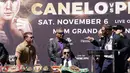 Juara kelas menengah super WBC/WBO/WBA terpadu Canelo Alvarez (kiri) berbicara dengan Juara Kelas Menengah Super IBF yang tak terkalahkan Caleb Plant (kedua dari kanan) setelah berkelahi saat konferensi pers di Beverly Hills, California, 21 September 2021. (AP Photo/Mark J. Terrill)