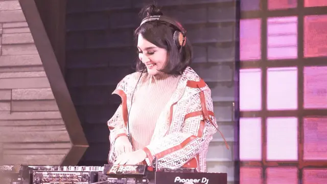 FOTO: Gaya Santai Kiki Amalia Saat Nge-DJ, Cantik dan Memesona