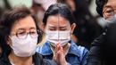 <p>Seorang wanita berdoa sambil memegang dupa setelah kebaktian untuk merayakan ulang tahun Buddha di Kuil Jogye, Seoul, Korea Selatan, Minggu (8/5/2022). (ANTHONY WALLACE/AFP)</p>