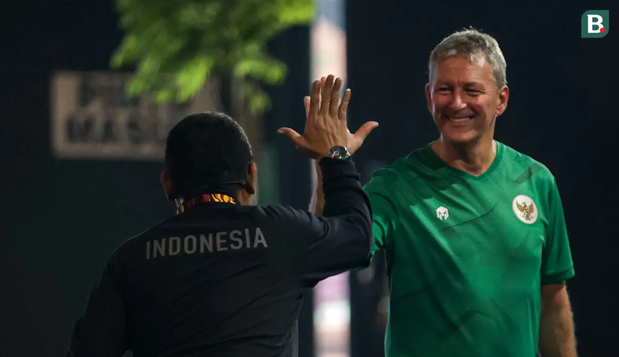Senyum semringah terpancar dari wajah konsultan pelatih untuk Timnas Indonesia U-17, Frank Wormuth (kanan), setelah menjalani sesi latihan di Lapangan THOR, Surabaya, Rabu (8/11/2023). (Bola.com/Bagaskara Lazuardi)