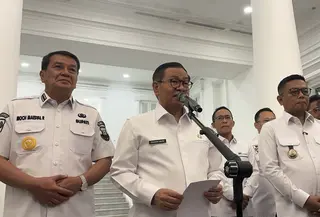 Gubernur DKI Jakarta Pramono Anung membuka opsi kerja sama berupa bantuan pengangkutan sampah dengan Pemerintah Provinsi (Pemprov) Banten. (Liputan6.com/Winda Nelfira)