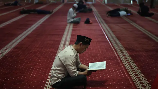 Tadarus, Salah Satu Kegiatan Umat Muslim untuk Meningkatkan Iman Selama Ramadan