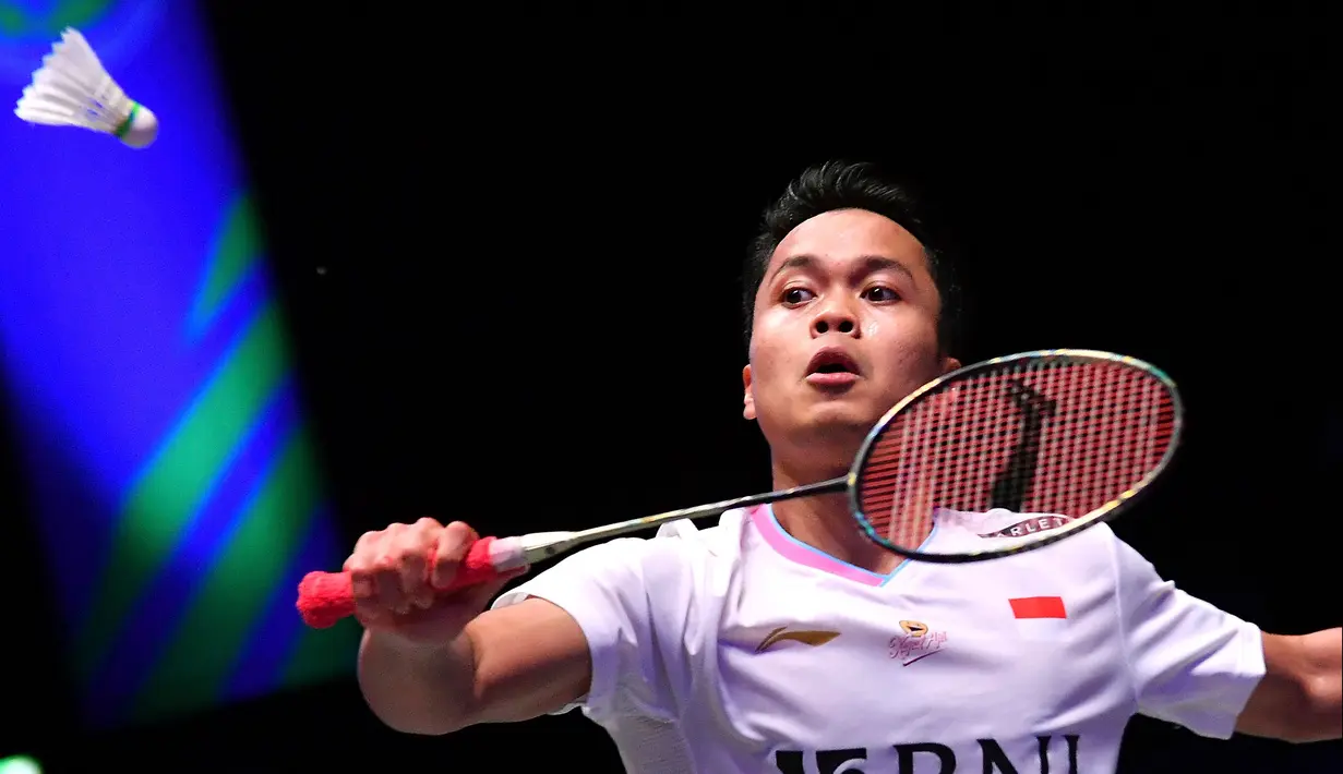 Pebulutangkis tunggal putra Indonesia, Anthony Sinisuka Ginting melakukan pukulan saat pertandingan semifinal melawan Christo Popov dari Prancis pada Kejuaraan Bulu Tangkis All England Terbuka di Utilita Arena, Birmingham, Inggris, Sabtu, 16 Maret 2024. (AP Photo/Rui Vieira)