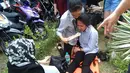 Seorang wanita menangis saat dievakuasi setelah gempa kuat  di Kota Davao, Filipina (29/10/2019). Sejauh ini tak ada kerusakan atau korban yang dilaporkan. (AP Photo)