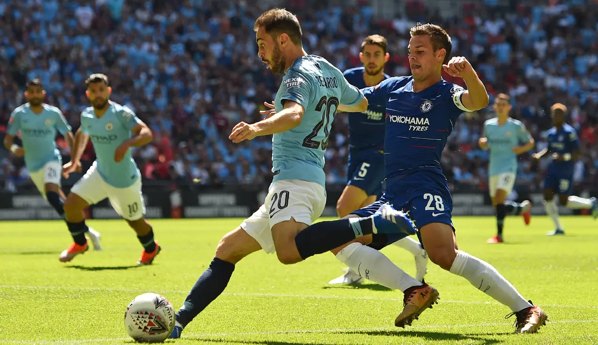 Gelandang Manchester City, Bernardo Silva, bersiap mengirim umpan saat melawan Chelsea pada laga Community Shield di Stadion Wembley, London, Minggu (5/8/2018). Man City menang 2-0 atas Chelsea. (AFP/Glyn Kirk)
