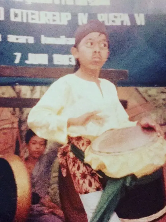 6 Potret Lawas Komedian Komeng, Disebut Mirip Ariel NOAH