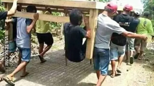 8 Kelakuan Kocak Orang Kelewat Santai, Bikin Tak Habis Pikir