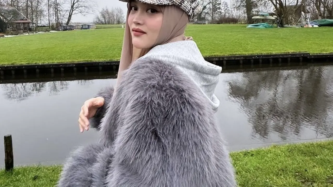 Putri Delina saat ini sedang menikmati masa liburan dengan keluarga di Amsterdam, Belanda
