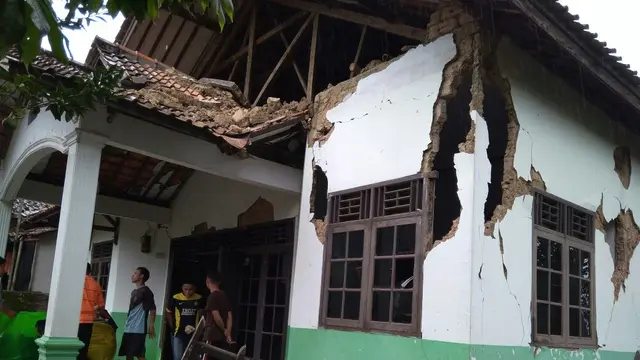 Rumah di Bogor rusak akibat gempa