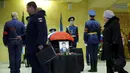 Orang berjalan di depan peti jenazah pilot asal Rusia, Oleg Peshkov saat upacara pemakaman di Lipetsk, Rabu (2/12). Oleg Peshkov adalah pilot yang tewas saat pesawat tempur Su-24 yang dikemudikannya ditembak jatuh Turki pekan lalu (REUTERS/Maxim Zmeyev)