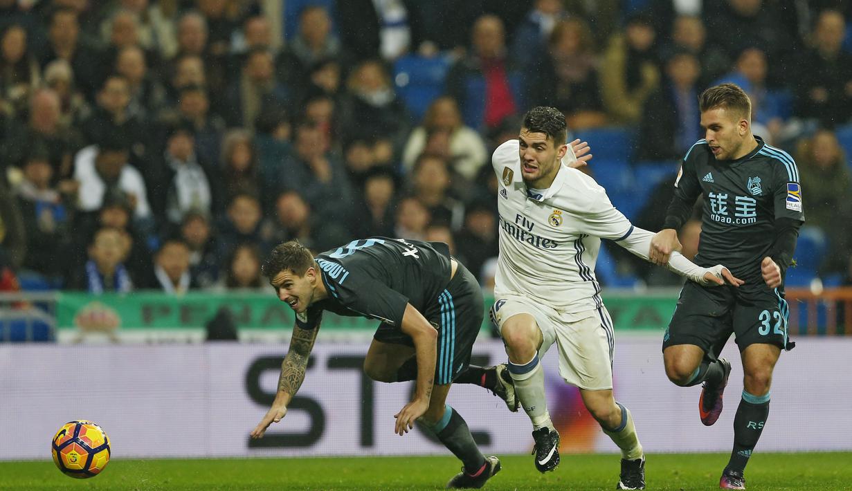 Pemain Real Madrid, Mateo Kovacic (tengah) berusaha melewati dua pemain Real Sociedad pada laga La Lga Spanyol di Santiago Bernabeu stadium, Madrid (29/1/2017). Madrid menang 3-0. (AP/Francisco Seco)