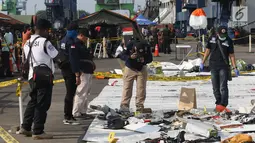 Tim Pusat Laboratorium Forensik (Puslabfor) Polri mengambil serpihan pesawat Lion Air JT 610 JICT II, Tanjung Priok, Jakarta Utara, Jumat (2/11). Polri menyelidiki kemungkinan barang-barang tersebut mengandung bahan peledak. (Liputan6.com/Angga Yuniar)