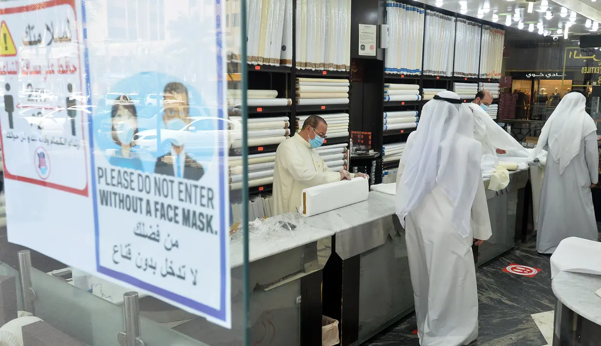 Instruksi kesehatan di pintu masuk sebuah toko di area Farwaniya, Kegubernuran Farwaniya, Kuwait (26/7/2020). Kuwait akan memulai rencana fase ketiga untuk kembali ke kehidupan normal pada 28 Juli, kata Tareq Al-Mezrem, juru bicara pemerintah, pada Kamis (23/7). (Xinhua/Asad)