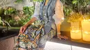 Najwa Shihab tampil cantik dengan batik kutubaru puffy sleeve yang transparan. Dipadukan dengan kain batik lilit [@najwashihab]