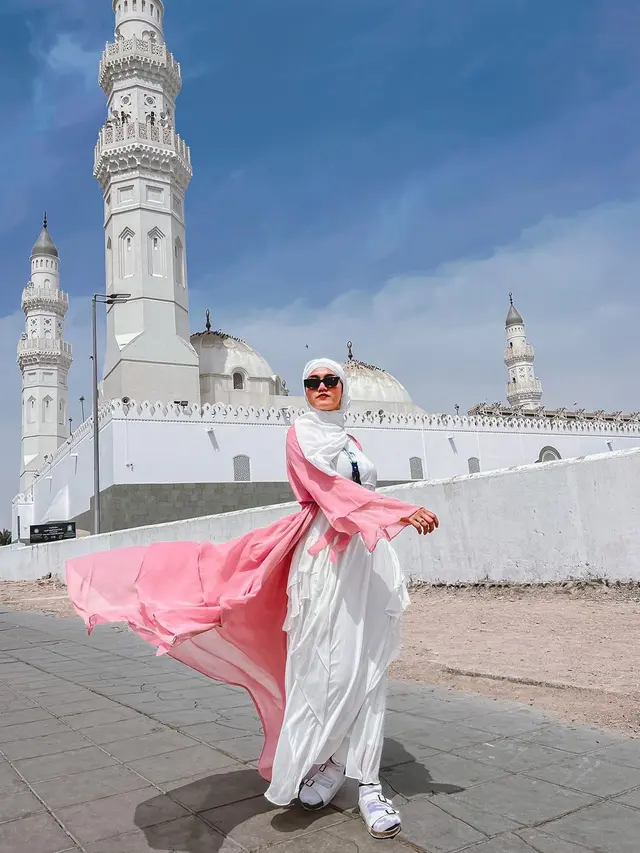 Kerap Tampil Terbuka, Ini 6 Potret Selebgram Jess Amalia Berhijab saat Umrah