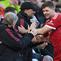 Manajer Liverpool Legends, Jurgen Klopp (kiri), berjabat tangan dengan gelandang Liverpool Legends, Steven Gerrard (kanan), saat ia diganti selama pertandingan Legends antara Liverpool Legends dan Dortmund Legends di Anfield, Liverpool, Inggris barat laut pada 28 Maret 2026.
(PETER POWELL/AFP)