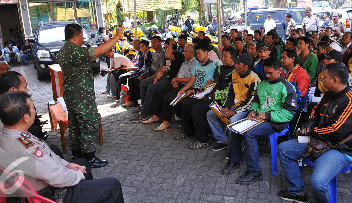 Petugas TNI memberikan pidato saat deklarasi damai komunitas ojek pangkalan dengan komunitas ojek online di Polsek Kebun Jeruk, Jakarta (22/9/2015). Acara diselenggarakan unutk menjalin silaturahmi antar pengemudi ojek. (Liputan6.com/Gempur M Surya)