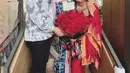 Roger yang memang seorang Nasrani, memutuskan mualaf sebelum menikahi Cut Meyriska. Dari perjuangan itu, kini Roger dan Cut Suharnita punya hubungan yang begitu akrab. Kompak saat beri kejutan, Roger dan Cut Meyriska memberikan hadiah sebuket bunga mawar merah besar kepada sang ibunda. (Liputan6.com/IG/@cutratumeyriska)