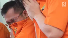 Tersangka menutupi wajahnya saat rilis kasus narkotika jenis sabu di Polda Metro Jaya, Jakarta, Rabu (16/1). Polisi menangkap empat orang tersangka, di mana salah satunya mengaku sebagai mantan kekasih penyanyi Syahrini. (Liputan6.com/Immanuel Antonius)