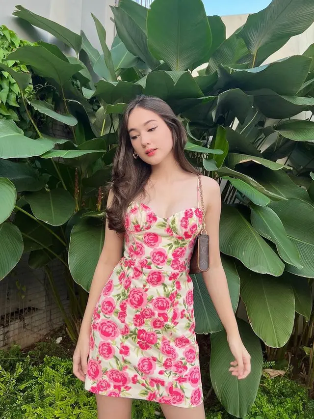 Gaya Laura Moane Kenakan Mini Dress, aktris yang dikabarkan dekat dengan Al Ghazali. [@its_lauramoane2]