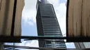 Kerusakan atap jembatan penyeberangan orang (JPO) di Jalan Sudirman, Jakarta, Jumat (27/4).  Pemprov DKI Jakarta akan merevitalisasi 12 JPO di sepanjang Jalan Sudirman dan Jalan MH Thamrin. (Liputan6.com/Arya Manggala)