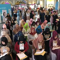 Puluhan peserta audisi Puteri Muslimah Indonesia 2017 sedang mengikuti proses audisi di Yogyakarta. (Dokumentasi Indosiar)