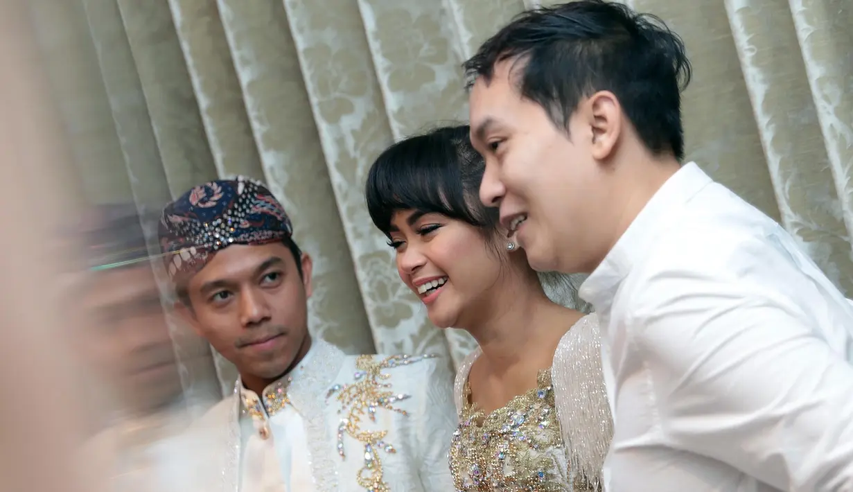 Meski menggunakan konsep tradisional, Hengky juga memasukkan unsur modern di dalamnya. Dengan hasil itu Sheza mengaku puas dengan busana yang akan dikenakan pada pernikahannya nanti. (Deki Prayoga/Bintang.com)